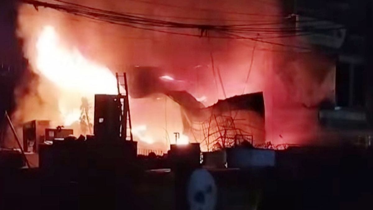 সীতাকুণ্ডে আগুনে পুড়লো জাহাজের নিরাপত্তা সরঞ্জামের তিন দোকান