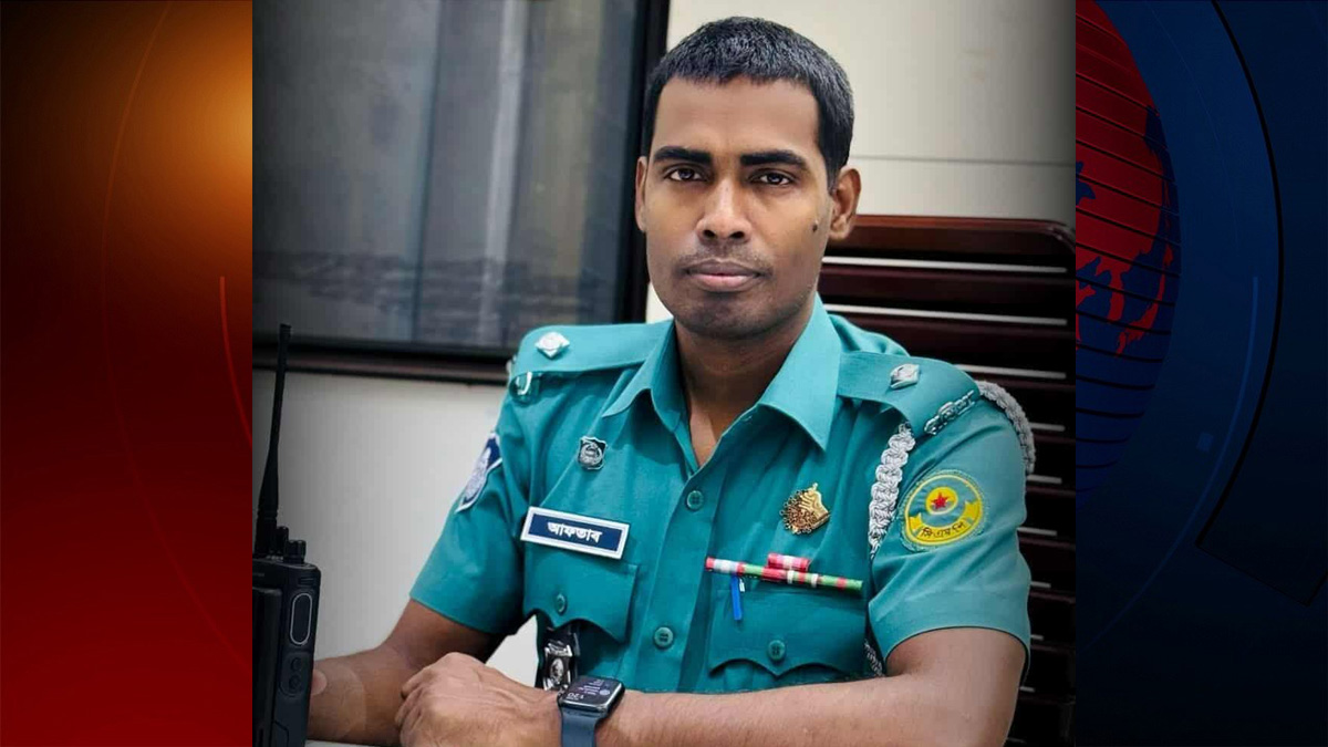 চট্টগ্রামে পুলিশ বক্সে হামলা-ভাঙচুর, ব্যবস্থা না নেয়ায় প্রত্যাহার ওসি