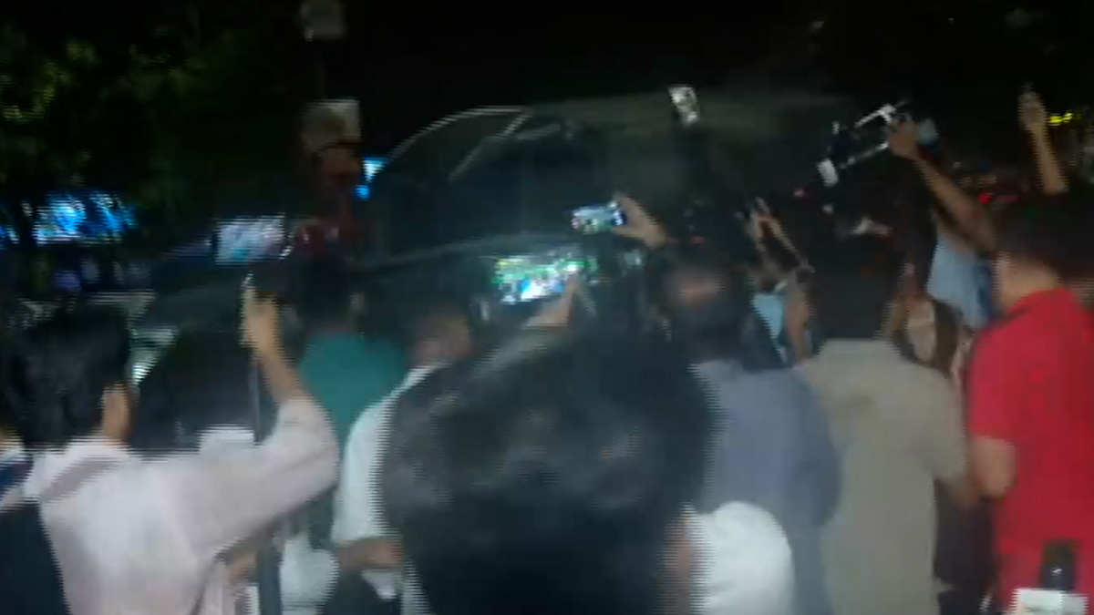 ধানমন্ডি ৩২ থেকে সন্দেহভাজন ৩ জনকে পুলিশে দিলো জনতা