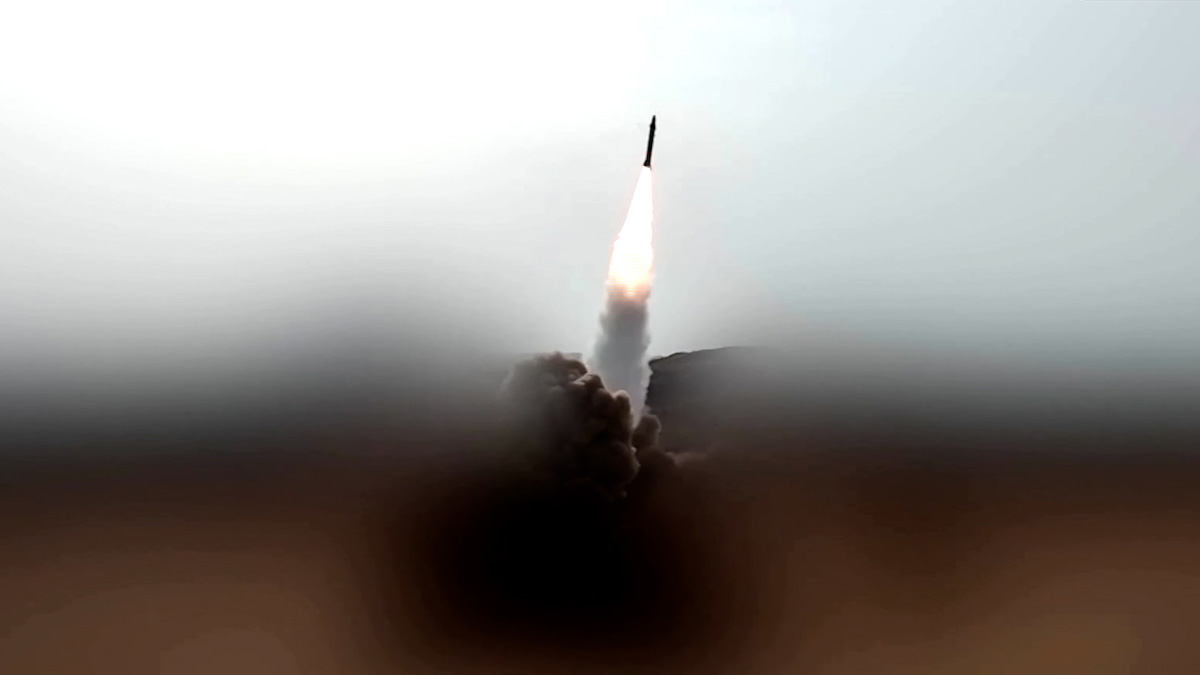 এবার ইসরায়েলের বিরুদ্ধে ক্লাস্টার মিউনিশনযুক্ত মিসাইল ছুড়লো হুতি