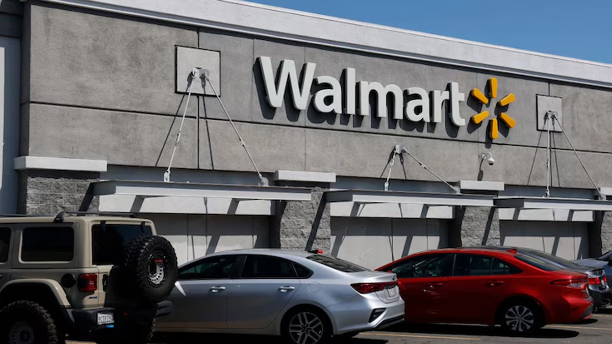 ট্রাম্পের ৫০% শুল্ক, ভারত থেকে পণ্য নেয়া বন্ধ করলো অ্যামাজন-ওয়ালমার্ট