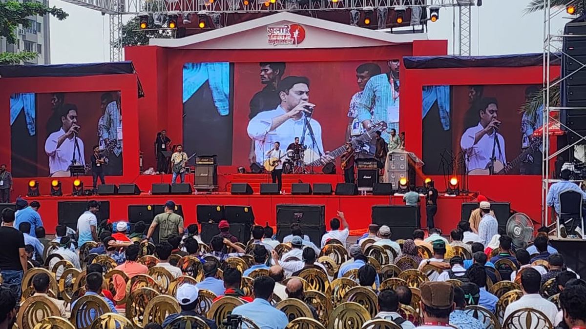 গানে গানে চলছে ‘৩৬ জুলাই উদযাপন’ অনুষ্ঠান