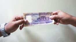 বন্ধু টাকা ধার চাইছে, সম্পর্ক ঠিক রেখে যেভাবে ‘না’ বলবেন