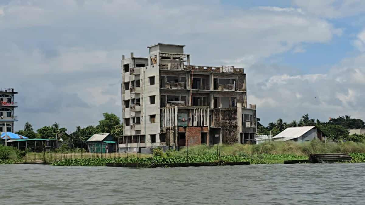 মুন্সীগঞ্জে পুলিশ ক্যাম্পে নৌ ডাকাতদের হামলা, গোলাগুলি ও ককটেল বিস্ফোরণ
