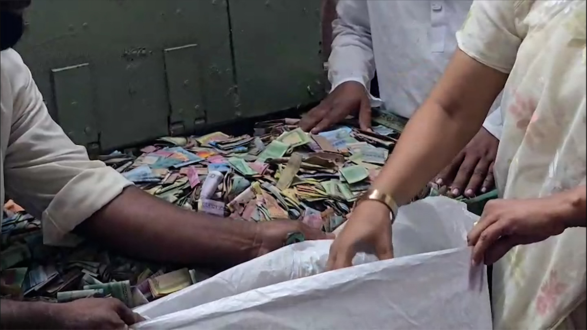 পাগলা মসজিদের দানবাক্স খুলে পাওয়া গেল ৩২ বস্তা টাকা