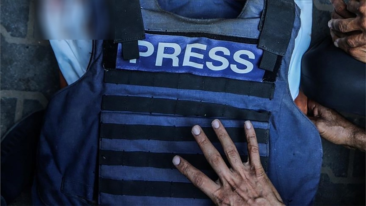 আইডি কার্ড ভেঙে রয়টার্স ছাড়লেন কানাডিয়ান সাংবাদিক