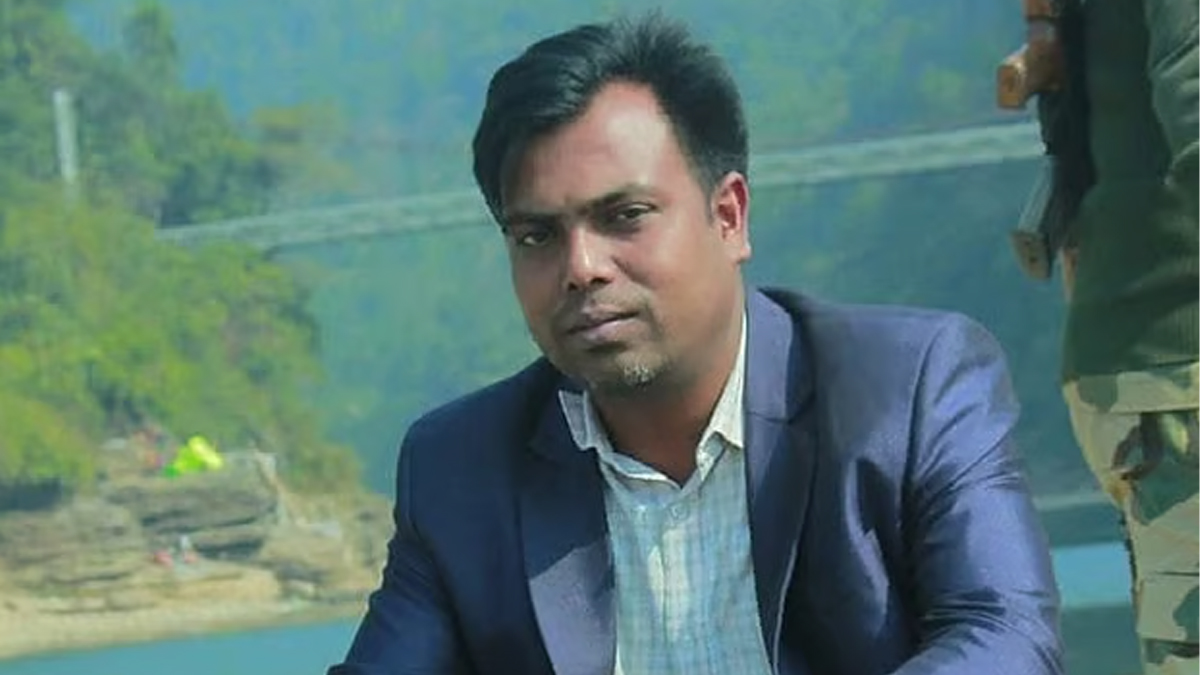 প্রথম জানাজা শেষে ময়মনসিংহের পথে সাংবাদিক তুহিনের লাশ