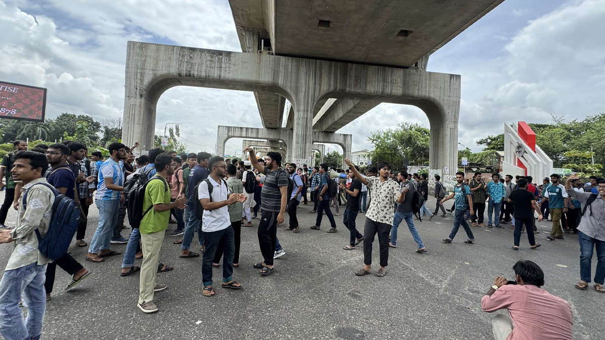 তিন দফা দাবিতে শেকৃবি শিক্ষার্থীদের আগারগাঁও অবরোধ, যান চলাচল বন্ধ