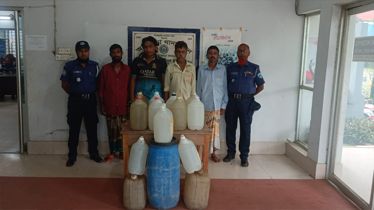 আখাউড়ায় যৌথ অভিযানে ১৫৪ লিটার চোলাই মদ জব্দ, গ্রেফতার ৪