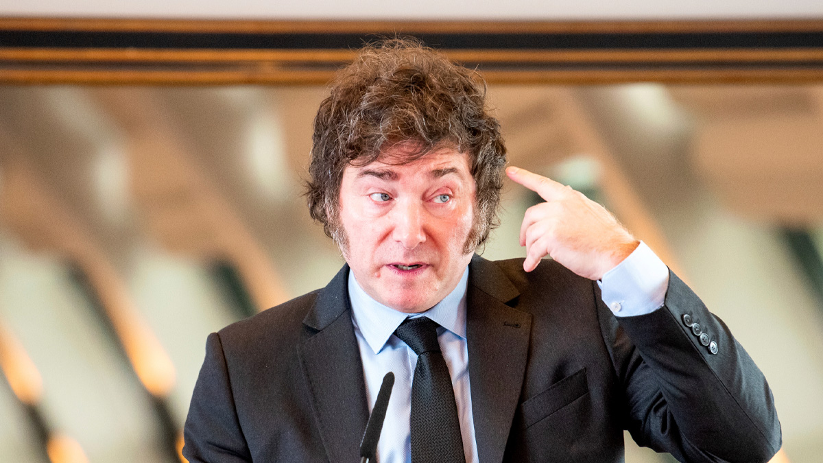 আর্জেন্টিনার প্রেসিডেন্টকে ইট-পাটকেল নিক্ষেপ উত্তেজিত জনতার