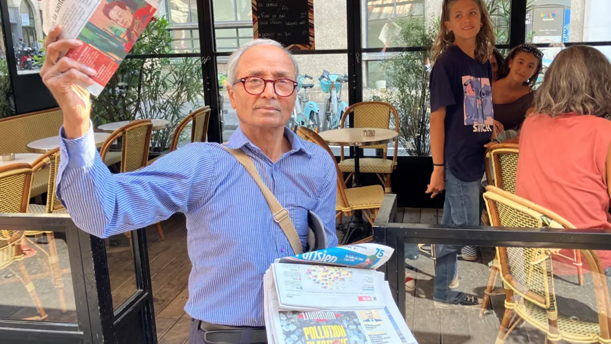 ফ্রান্সে সংবাদপত্রের ‘সর্বশেষ’ হকার আলি আকবরকে ‘অর্ডার অব মেরিট’ দিচ্ছেন ম্যাকরন