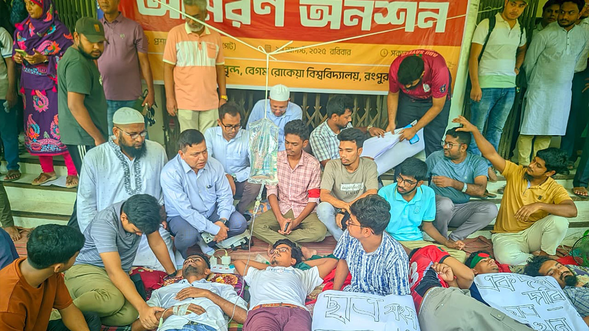 তৃতীয় দিনে বেরোবি শিক্ষার্থীদের অনশন, হাসপাতালে ৪