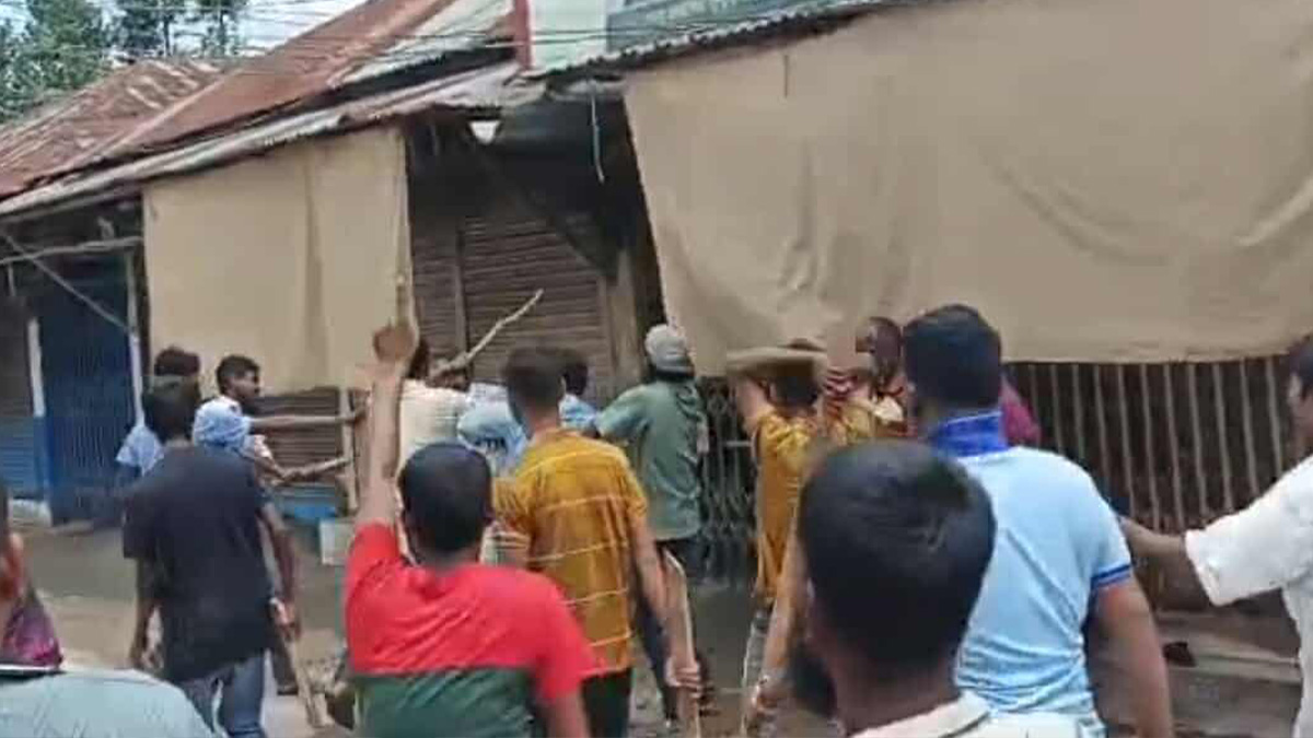 বিএনপির দু’গ্রুপের সংঘর্ষে আহত ১০, দলীয় কার্যালয় ভাঙচুর