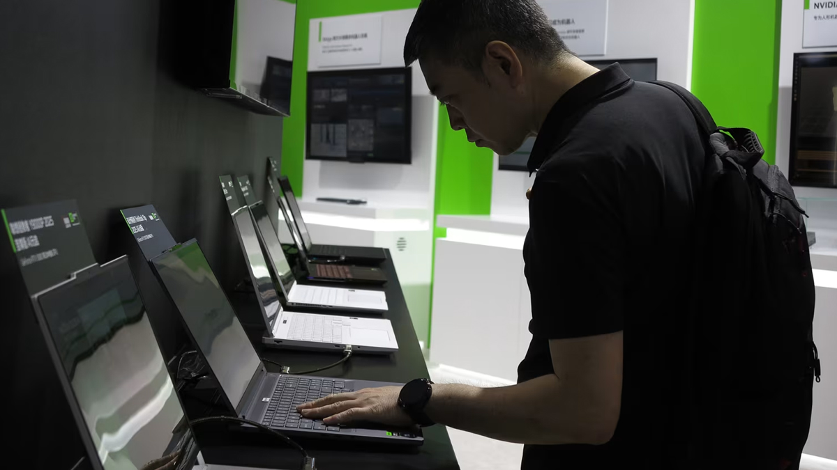 চীনের জন্য এআই চিপ রফতানির ওপর নিষেধাজ্ঞা শিথিল করলেন ট্রাম্প