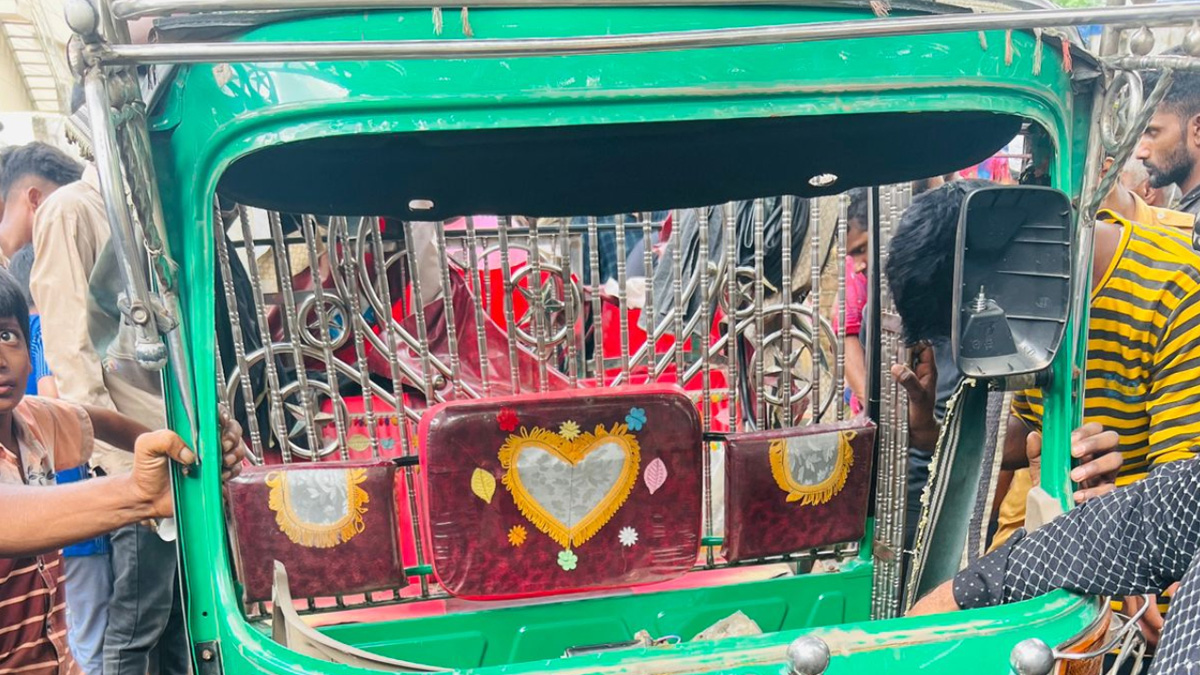 মোহাম্মদপুরে গণপিটুনিতে ছিনতাইকারী নিহত, চাপাতি ও সিএনজি উদ্ধার