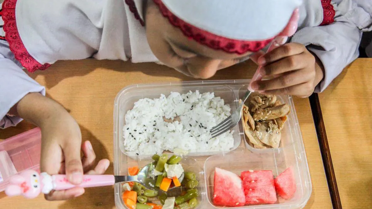 ইন্দোনেশিয়ায় বিনামূল্যের স্কুলের খাবারে বিষক্রিয়া, অসুস্থ ৩৬৫ জন