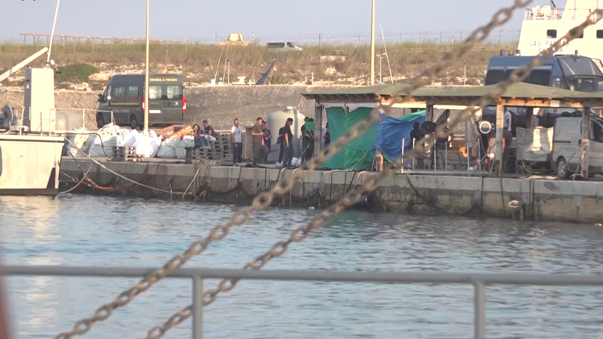 ইতালি উপকূলে জাহাজ ডুবে নিহত ২৬, জীবিত উদ্ধার ৬০