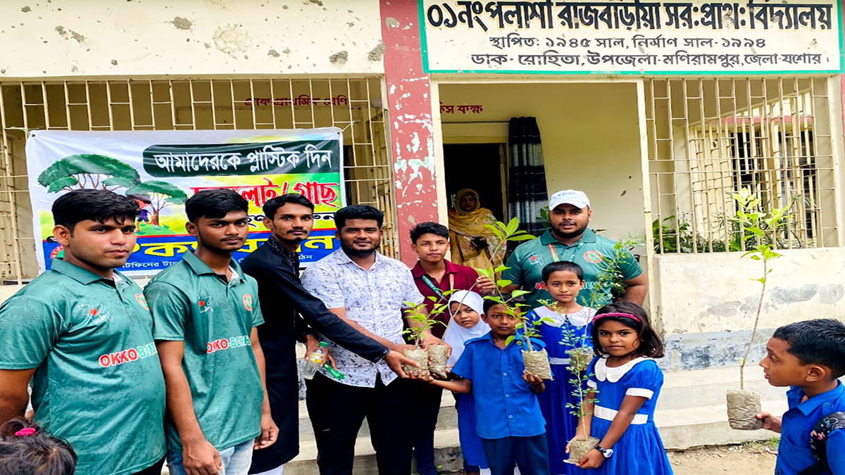 প্লাস্টিকের বোতলের বিনিময়ে মিলছে গাছের চারা