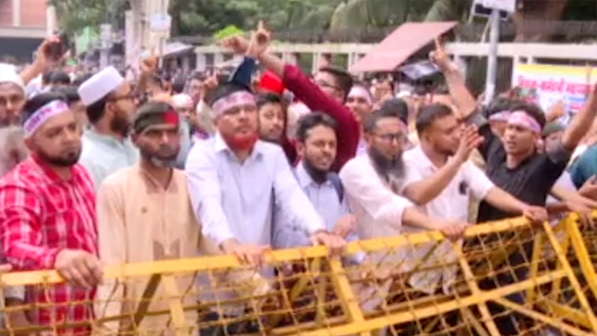 প্রেসক্লাবের সামনে সমাবেশ করছেন এমপিওভুক্ত শিক্ষকরা