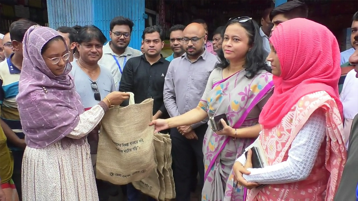 নাটোরে পরিবেশবান্ধব পাটের ব্যাগ বিতরণ