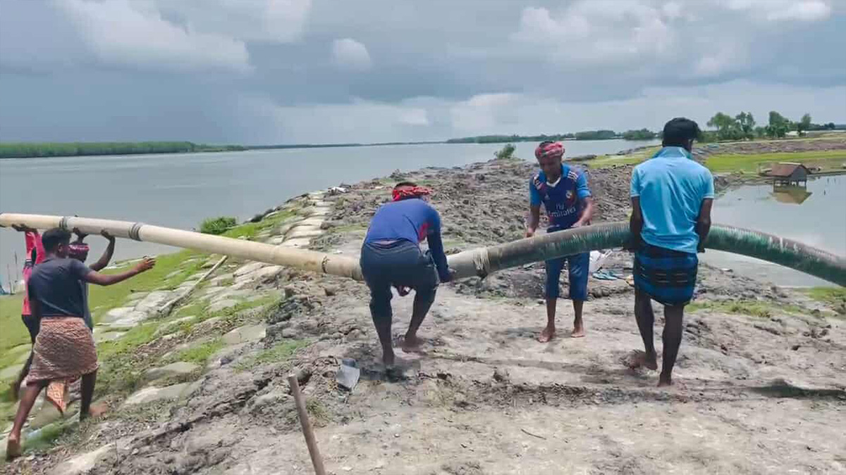 সাতক্ষীরা উপকূলে বেড়িবাঁধে বসানো পাইপ উচ্ছেদ