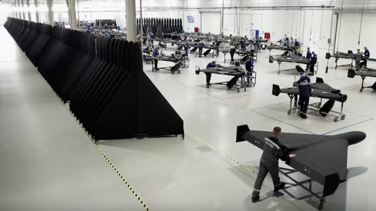 বিশাল ড্রোন কারখানা তৈরি করে ইরানি-নকশার ‘শাহেদ-১৩৬’ ড্রোন উৎপাদন রাশিয়ার