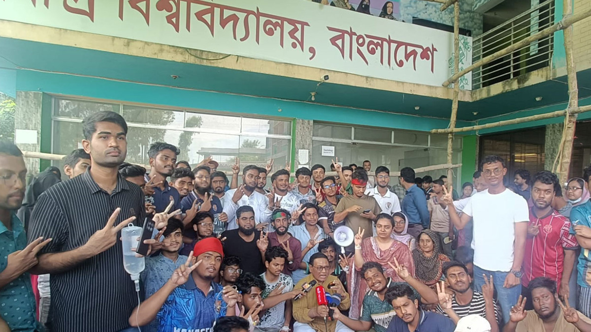 রবীন্দ্র বিশ্ববিদ্যালয়ের জন্য ১০ প্রকল্প অনুমোদন, অনশন ভেঙে উল্লাসে শিক্ষার্থীরা