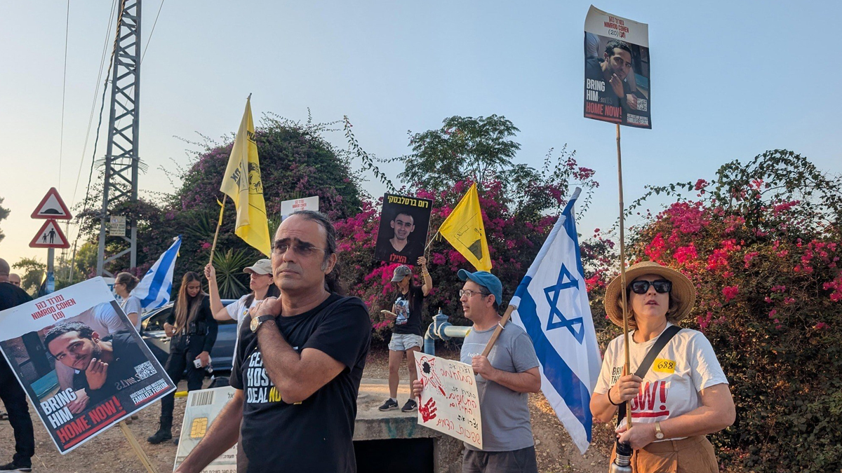 বন্দিদের মুক্তির দাবিতে ইসরায়েলি মন্ত্রীদের বাড়ির সামনে বিক্ষোভ