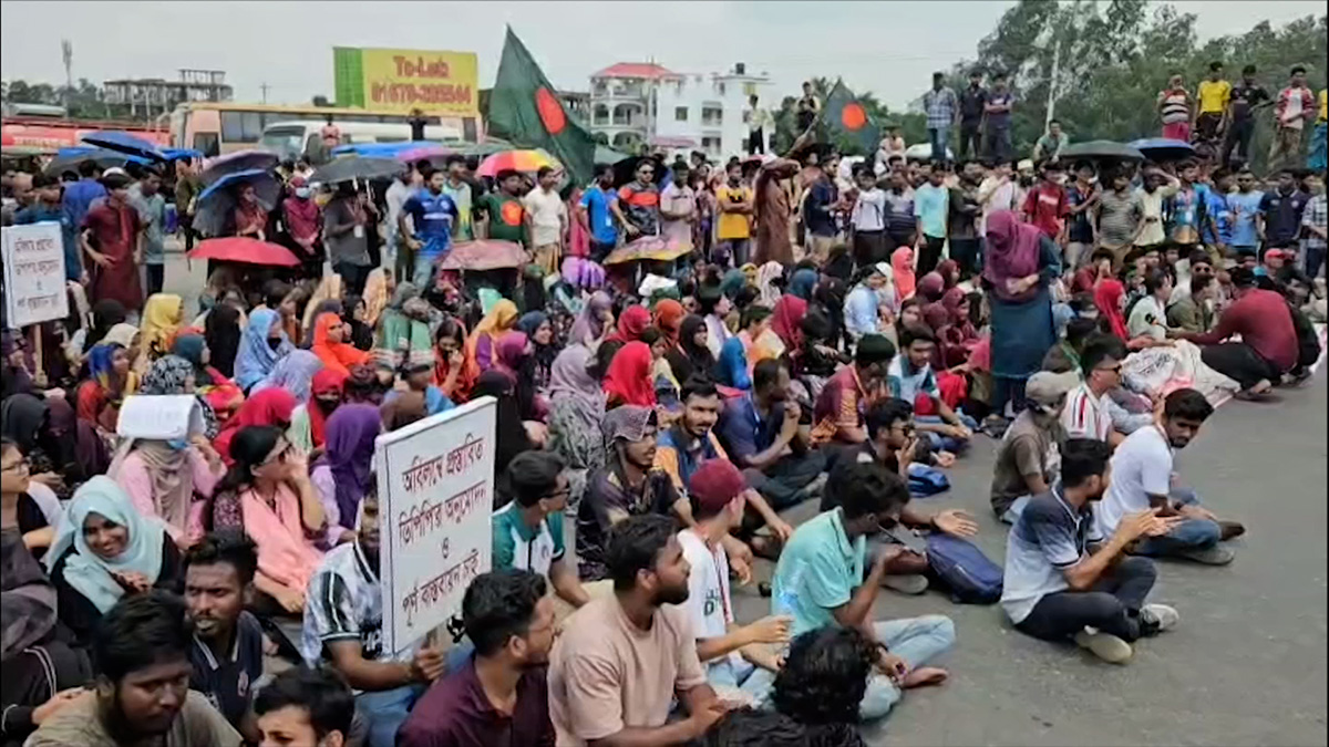 রবীন্দ্র বিশ্ববিদ্যালয়ের স্থায়ী ক্যাম্পাসের দাবিতে সিরাজগঞ্জে মহাসড়ক অবরোধ