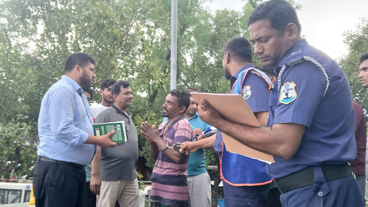 সুন্দরবনের তীর থেকে বালু লুট, ট্রলারসহ আটক ব্যবসায়ী