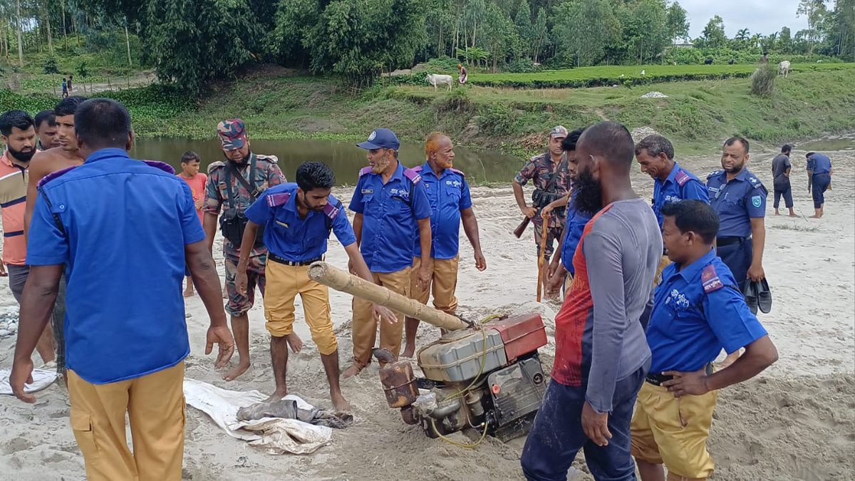 তেঁতুলিয়ায় অবৈধ ড্রেজার মেশিনসহ মালামাল জব্দ, পলাতক মূল হোতারা