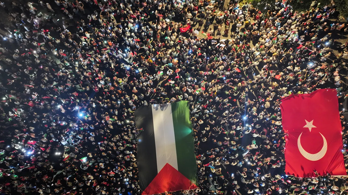 গাজায় গণহত্যার প্রতিবাদে ইস্তাম্বুলে হাজারো মানুষের বিক্ষোভ