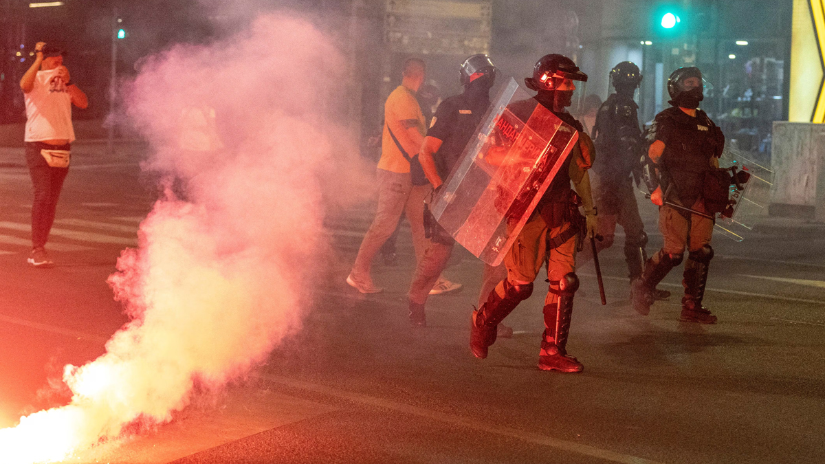সার্বিয়ার ক্ষমতাসীন দলের কার্যালয়ে অগ্নিসংযোগ