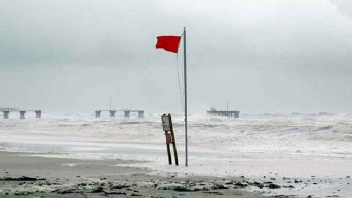 সাগরে লঘুচাপ, সমুদ্র বন্দরে ৩ নম্বর সতর্ক সংকেত