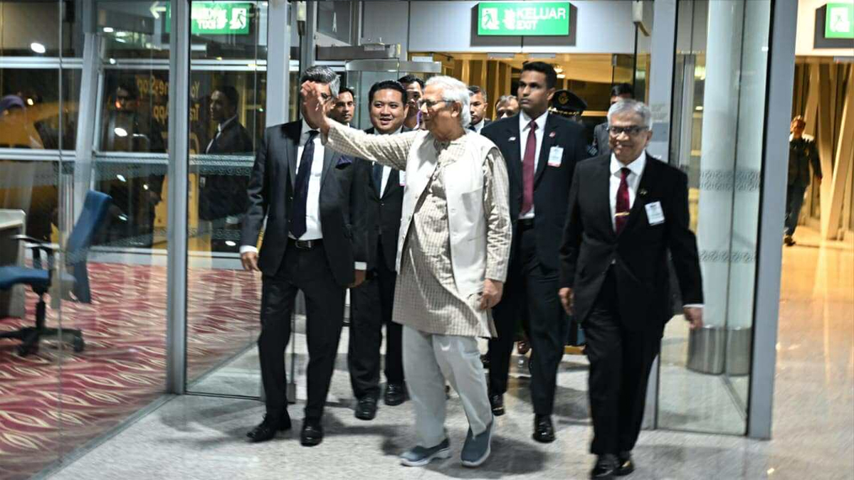 মালয়েশিয়ায় পৌঁছেছেন প্রধান উপদেষ্টা