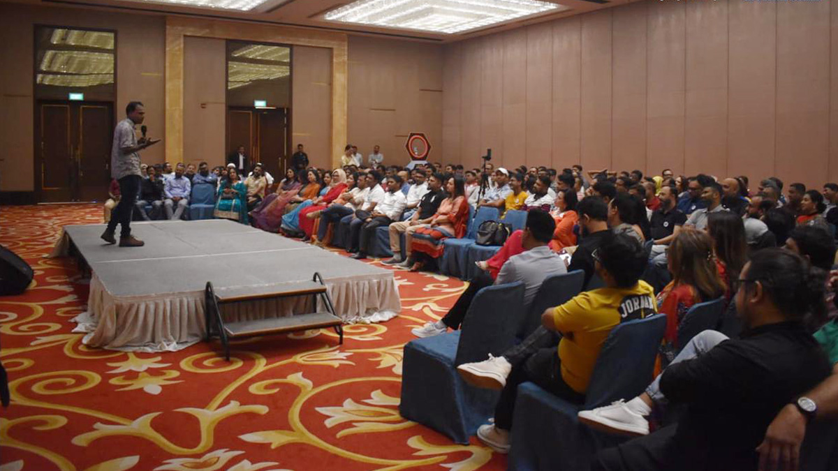 ব্যাচ ভিত্তিক গ্রুপ ‘ঢাকা ৯৮_০০’র স্ট্যান্ডআপ কমেডি অনুষ্ঠান সম্পন্ন করেছে