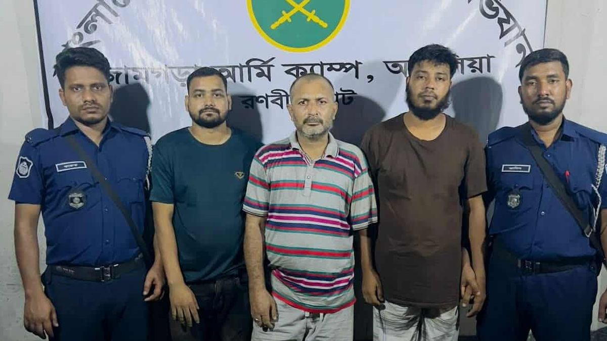 আশুলিয়ায় চাঁদাবাজির অভিযোগে ‘হাতকাটা’ টিপুসহ আটক ৪