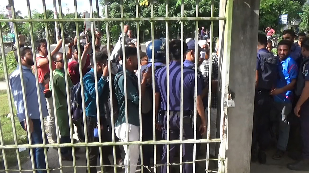 বাগেরহাটে চলছে হরতাল, জেলা নির্বাচন অফিসে তালা