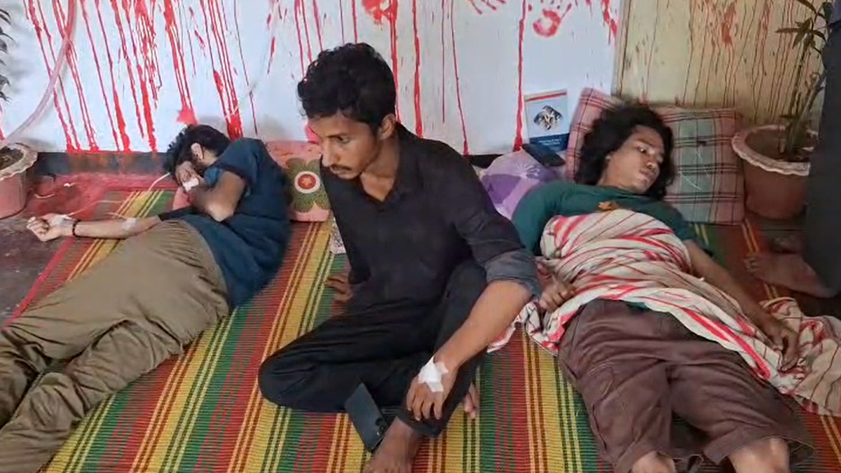 ৫০ ঘণ্টা ধরে অনশনে চবির ৯ শিক্ষার্থী, অসুস্থ হয়ে হাসপাতালে ৩