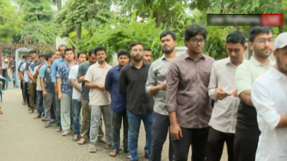 ডাকসু নির্বাচন: ভোট দিয়ে উচ্ছ্বাস প্রকাশ শিক্ষার্থীদের