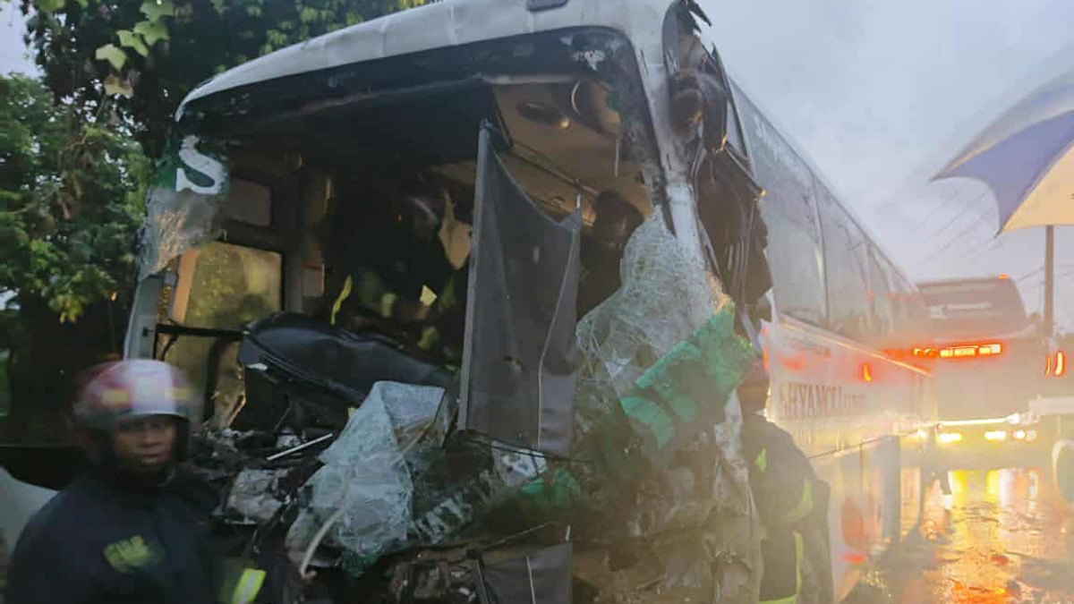 ফেনীতে ট্রাক-বাস সংঘর্ষ, সুপারভাইজার-হেলপার নিহত