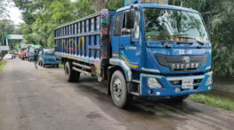 ত্রিপুরায় প্রবেশের অপেক্ষায় আখাউড়া স্থলবন্দরে ইলিশের ট্রাক