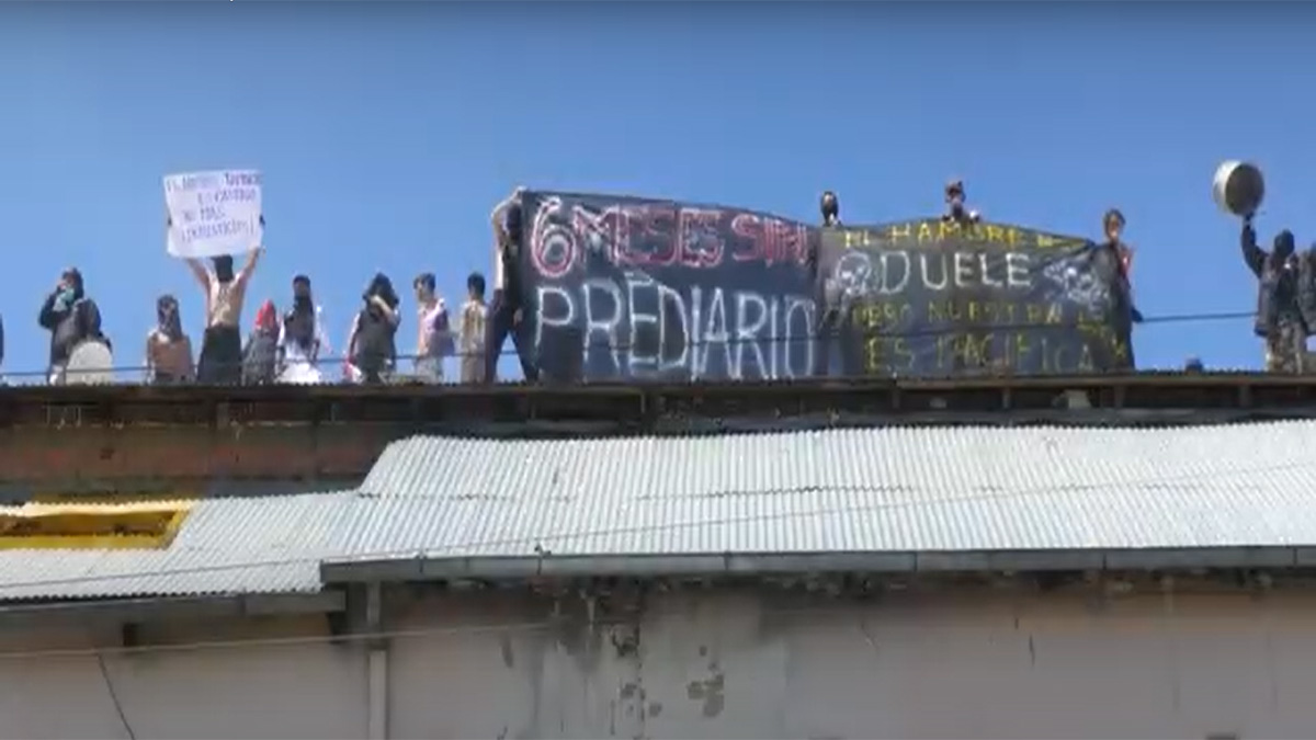 বলিভিয়ায় বকেয়া ভাতার দাবিতে ছাদে উঠে কয়েদিদের বিক্ষোভ