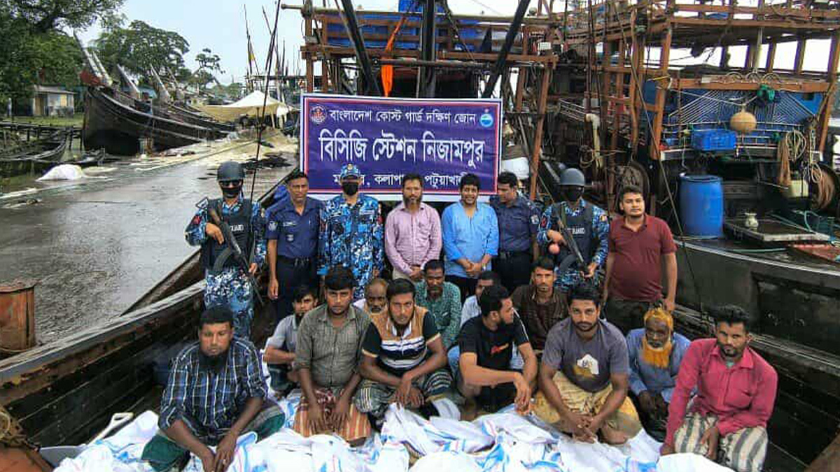 পটুয়াখালীতে যৌথবাহিনীর অভিযানে ২টি অবৈধ ট্রলারসহ ১২ জেলে আটক