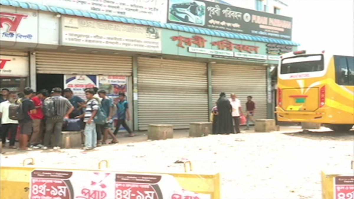 চট্টগ্রাম-কক্সবাজার রুটে ৪ কোম্পানির দূরপাল্লার বাস চলাচল বন্ধ, দুর্ভোগে যাত্রীরা