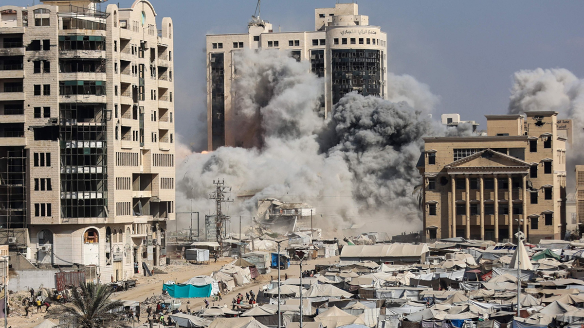 ইসরায়েলের হামলায় গাজার ৩০টি বহুতল ভবন ধ্বংস