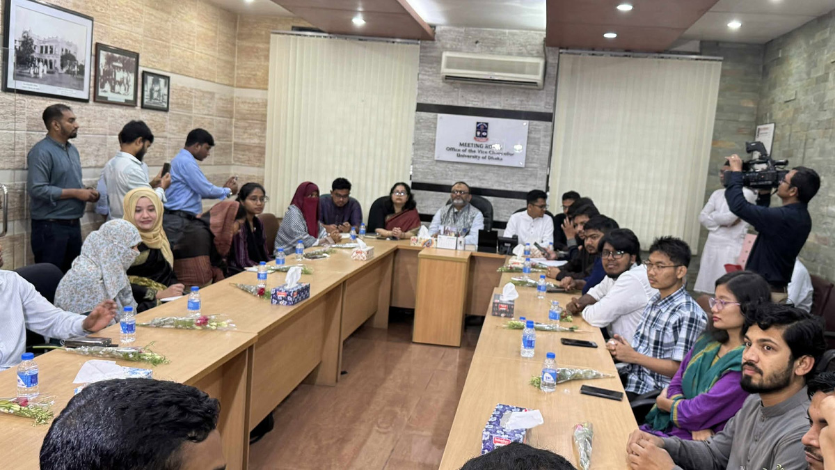 ডাকসুর প্রথম সভা অনুষ্ঠিত, সিনেট সদস্য হচ্ছেন ৫ ছাত্র প্রতিনিধি