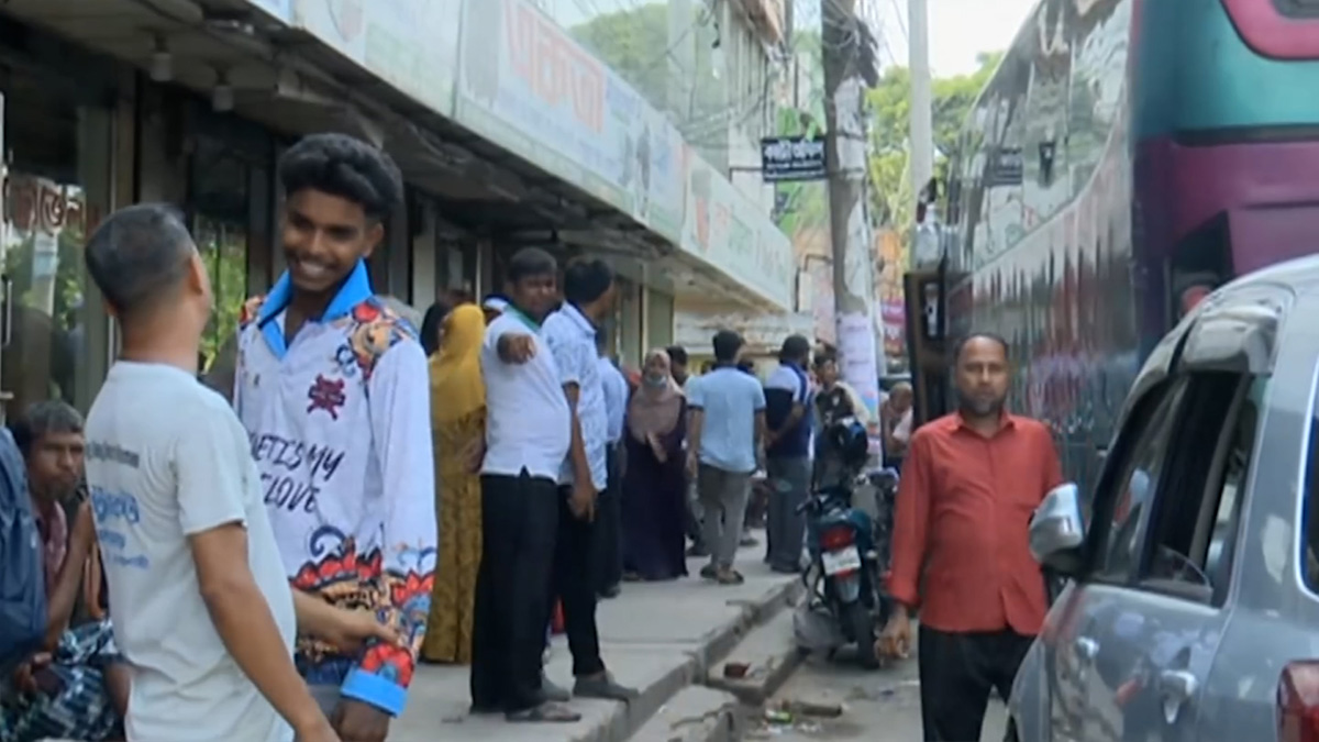 রাজশাহী-ঢাকা রুটের বেশিরভাগ বাস কাউন্টার বন্ধ, ভোগান্তিতে যাত্রীরা