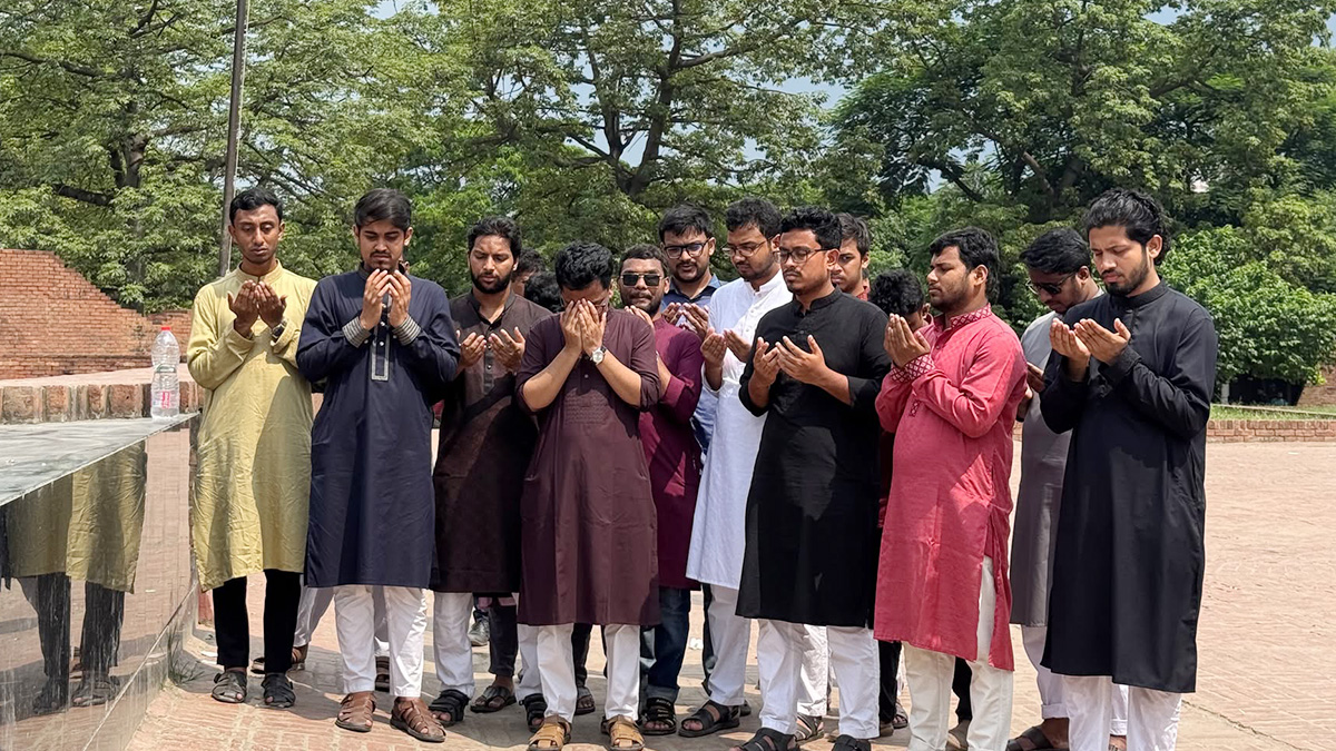 রায়েরবাজারে ৭১’র শহীদদের প্রতি শ্রদ্ধা জ্ঞাপন ডাকসু নেতাদের