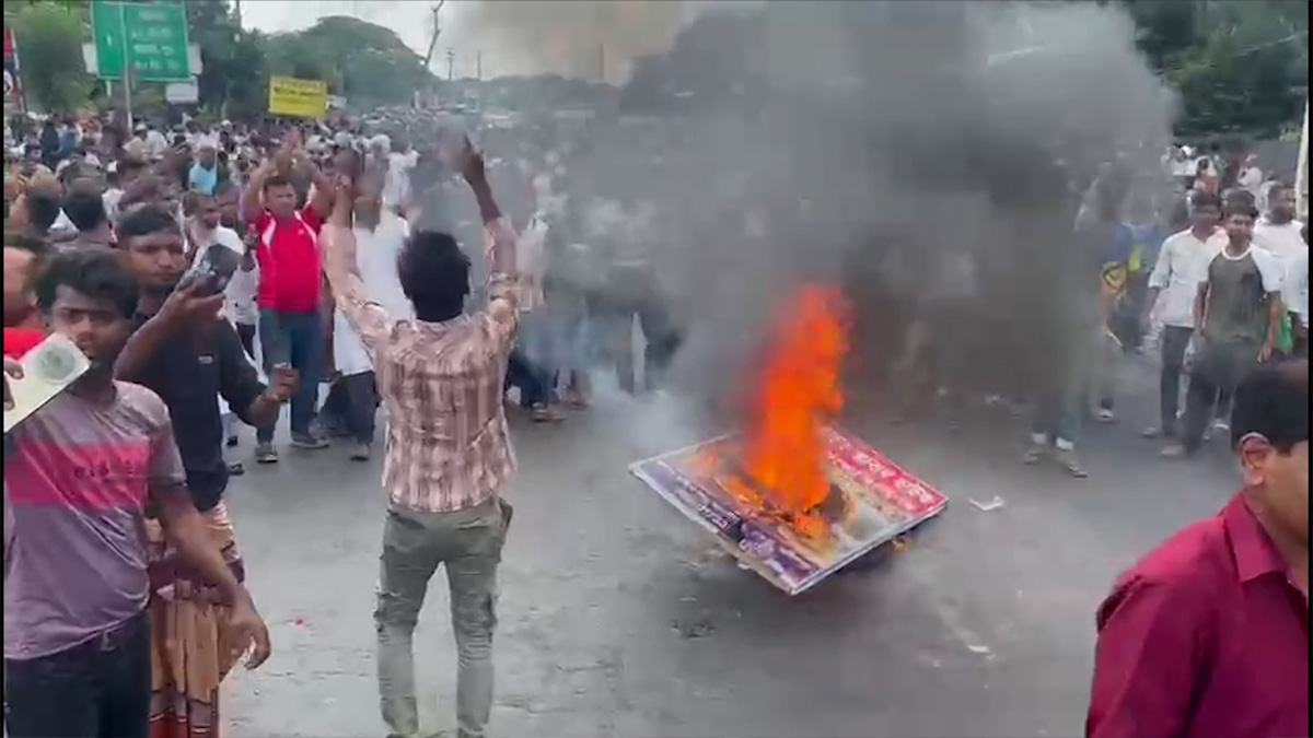 ফরিদপুরে বিক্ষোভকারীদের সাথে পুলিশের সংঘর্ষ, বিভিন্ন স্থাপনায় ভাঙচুর-আগুন